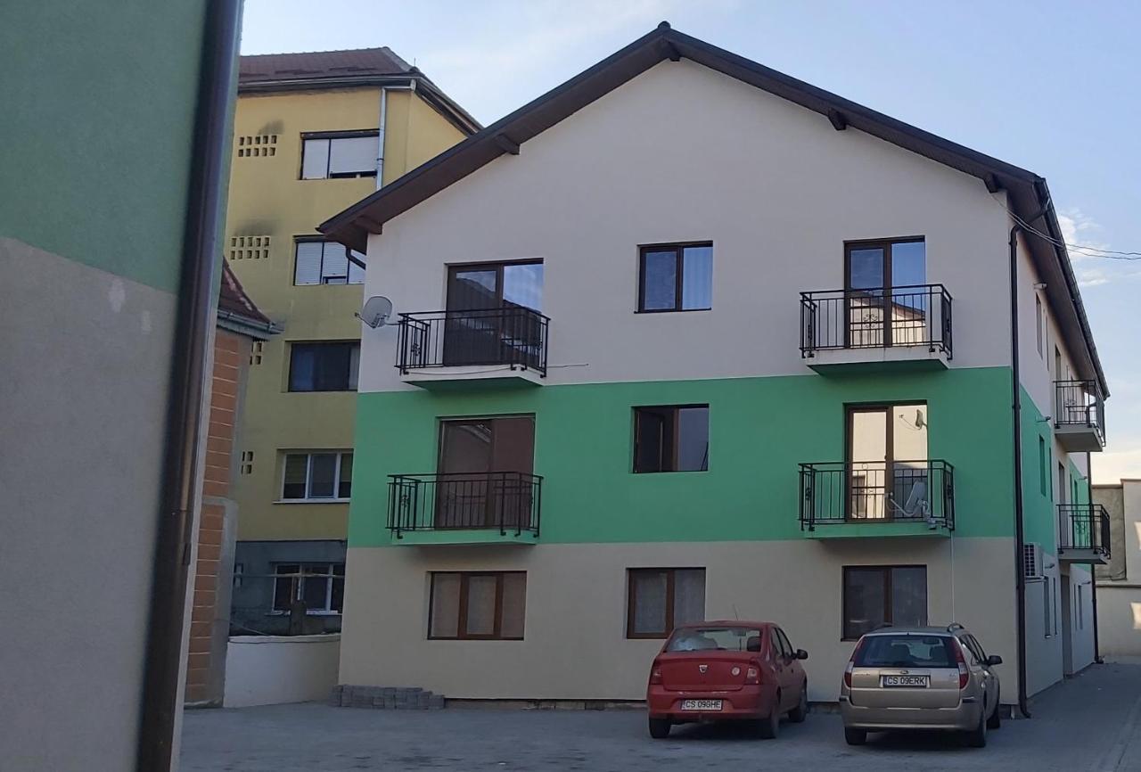 Studio Elisa Apartment Caransebes Luaran gambar